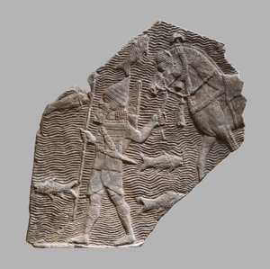 Reliëffragment: ruiter die zijn paard langs een stroom leidt, ca. 704-681 v.Chr.